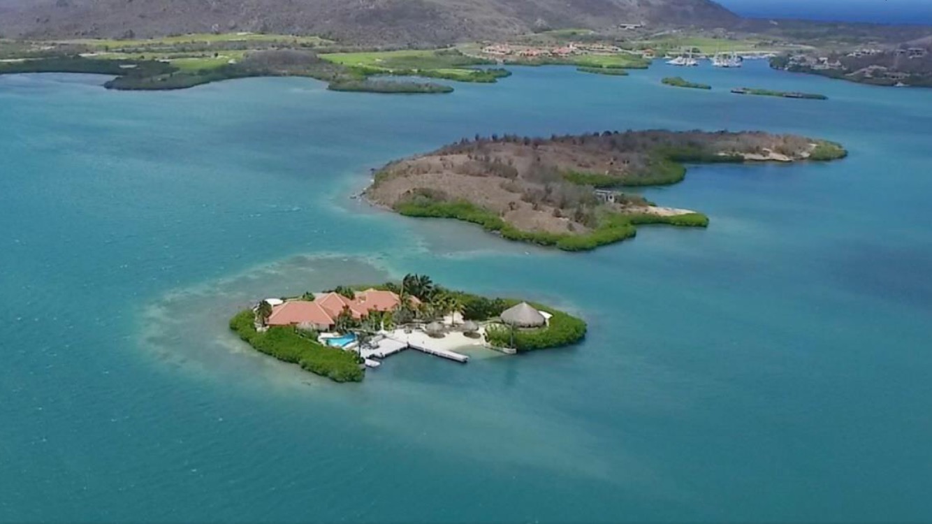Isla Kimiw in Spanish Waters, private resort